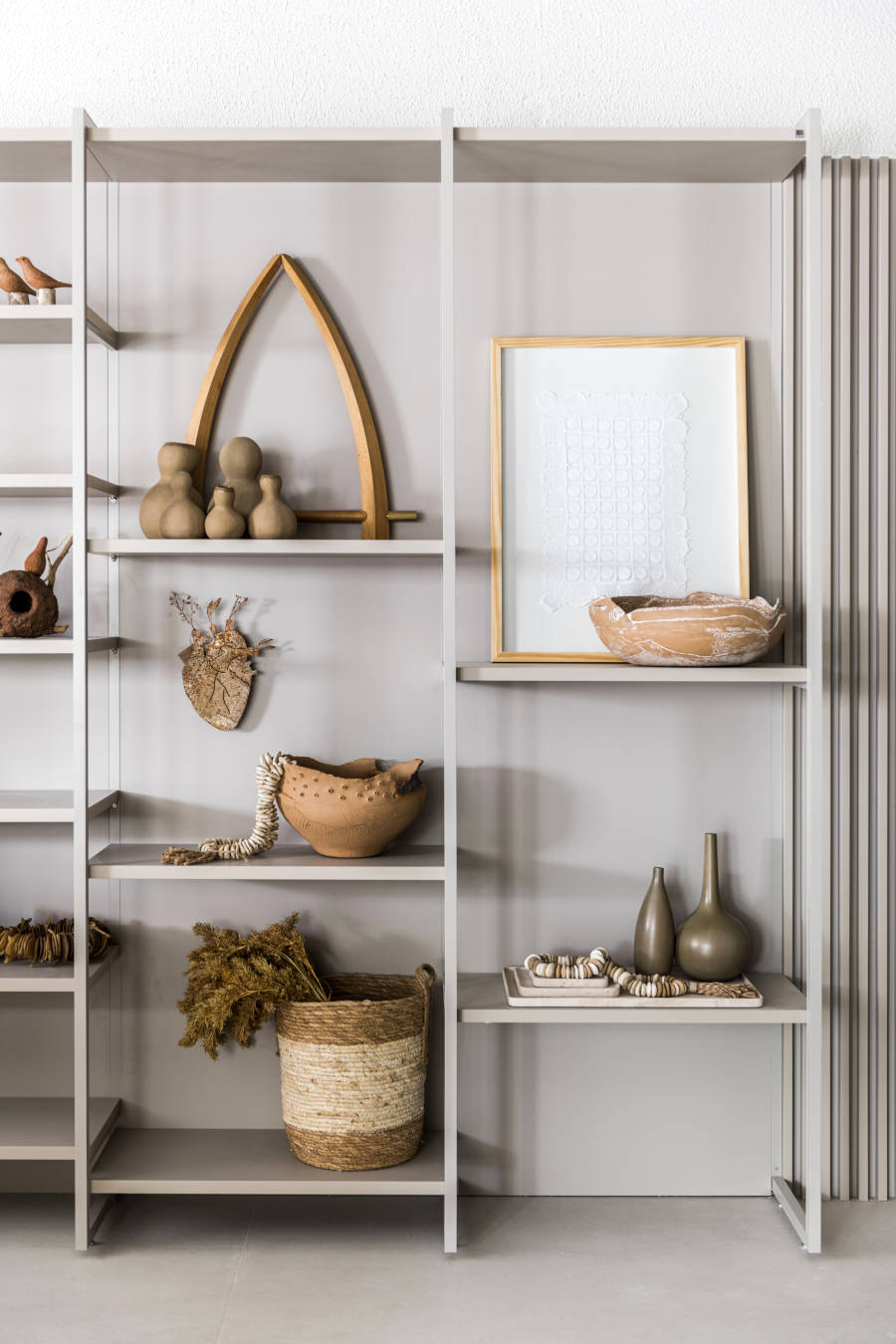 Decorative objects in earthy tones at CASACOR SP.