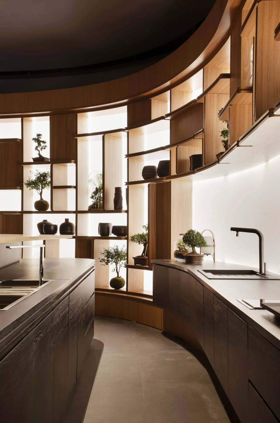 Curved kitchen at CASACOR SP.