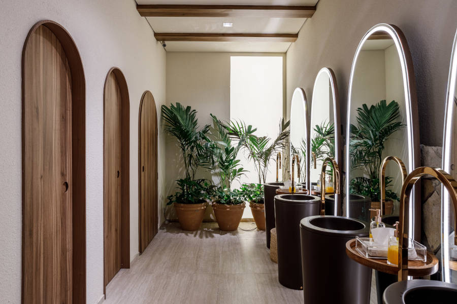 CASACOR SP with bathrooms and plants.