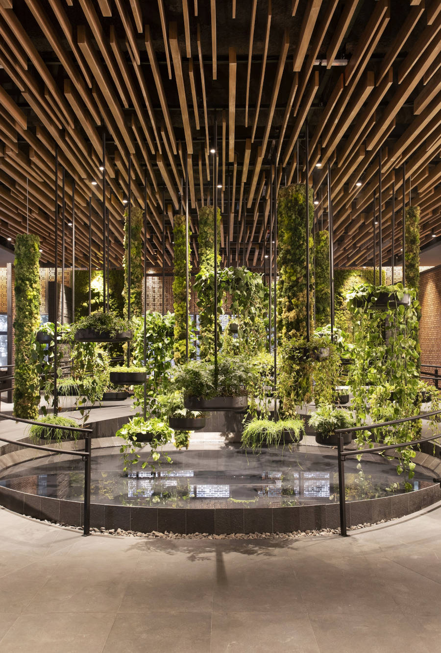 Round garden with hanging plants at CASACOR SP.