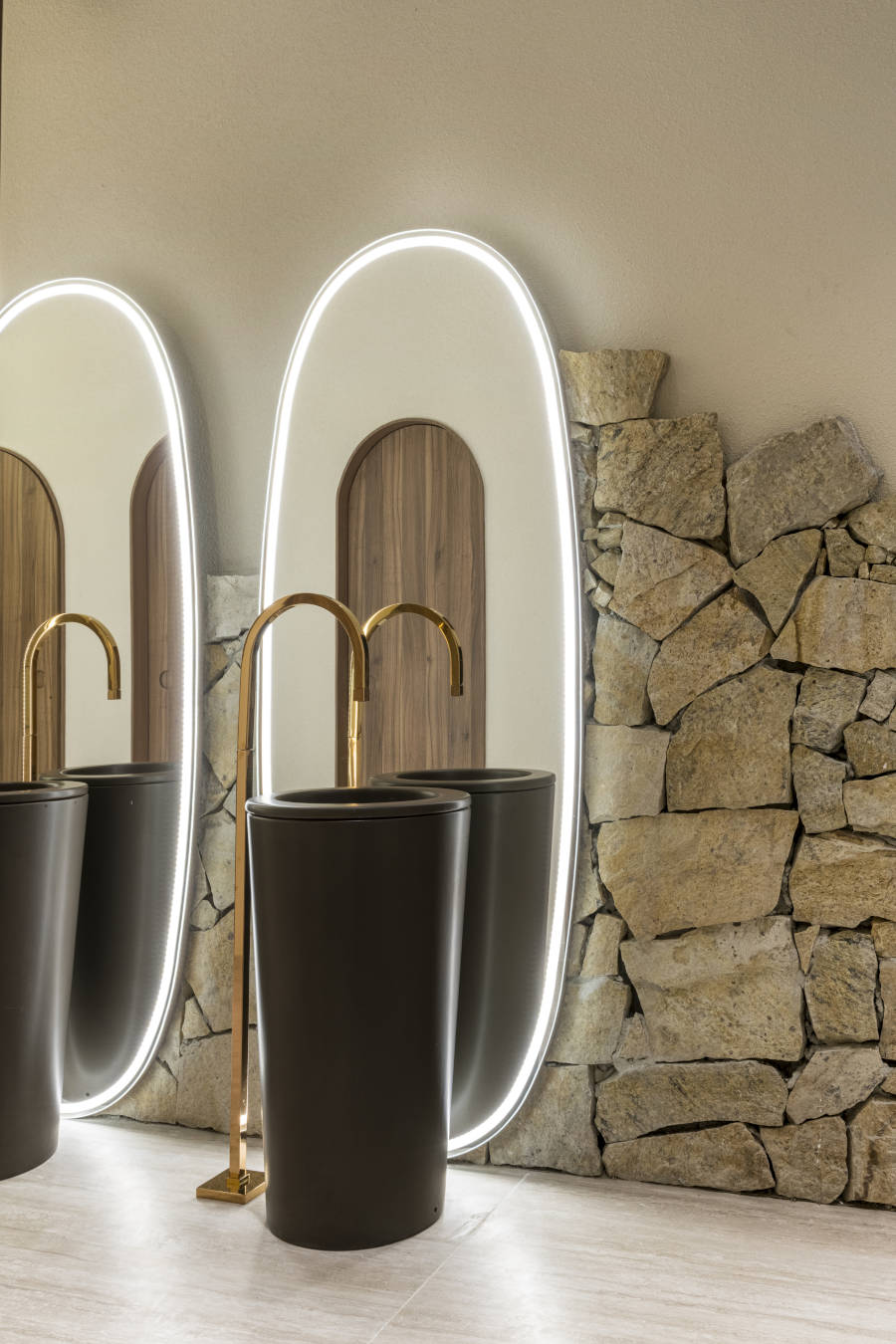 Wall covered with natural stones in the bathroom.