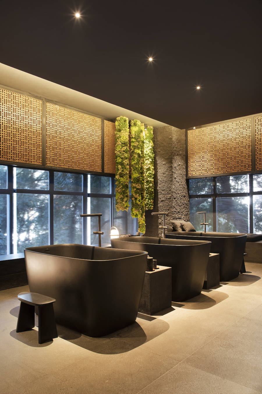 Bathroom with several black bathtubs at CASACOR SP.