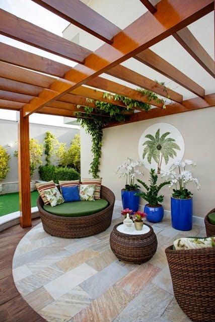 Leisure area with pergola, sofas and plants.