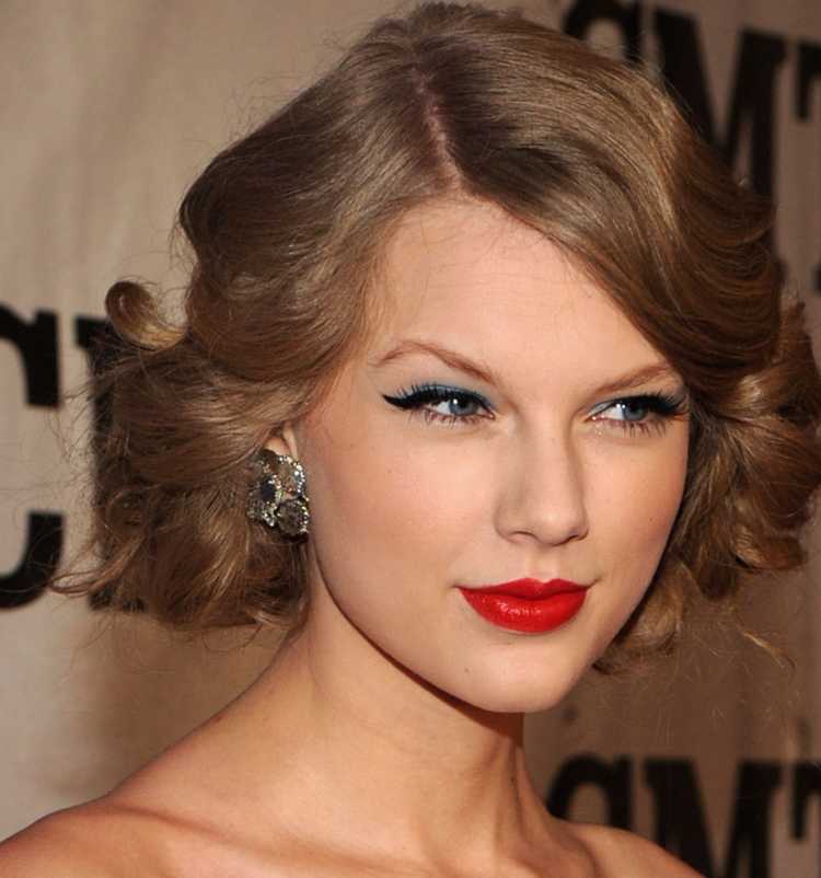 Vintage eyeliner is one of the 2019 beauty and fashion trends among celebrities