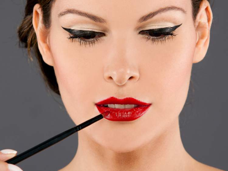 Thick eyeliner with red lipstick makes makeup extremely beautiful