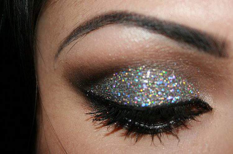 Shiny eyeshadow makes makeup extremely beautiful