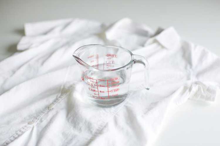 Use vinegar to make clothes whiter and eliminate yellow stains