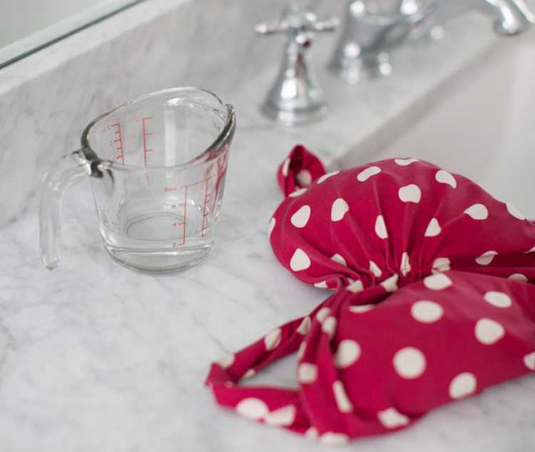 You can replace regular soap with vinegar to wash delicate clothes by hand.