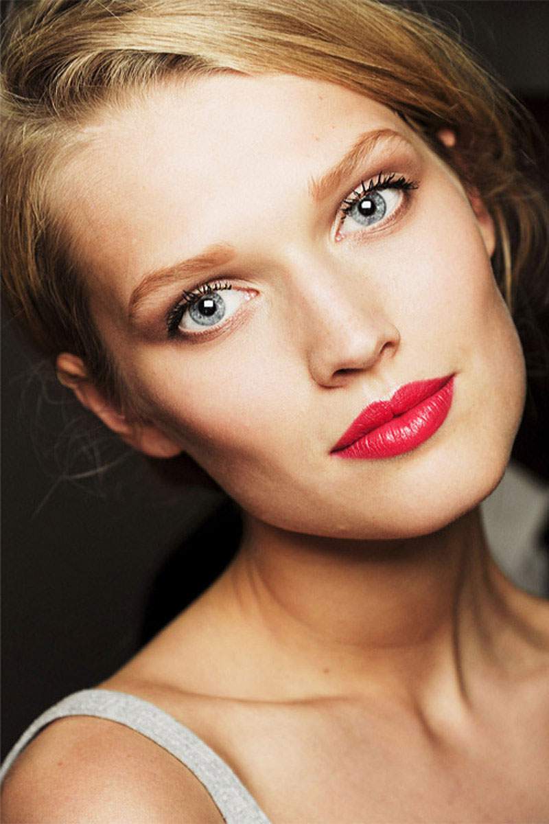 Red lipstick continues as a beauty trend for 2016