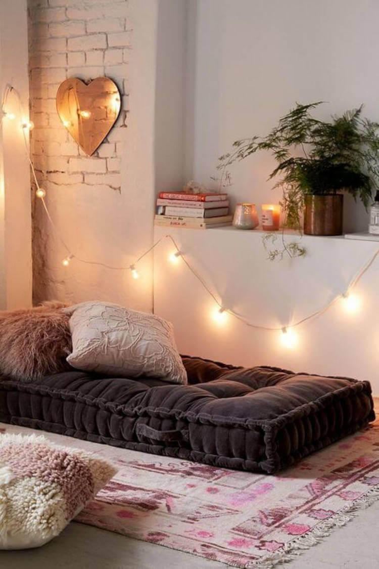 Simple decoration with pillows.