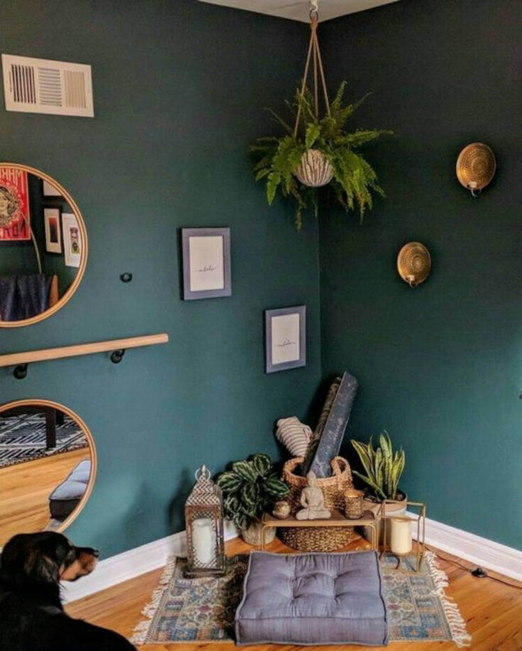 Green room with mirrors and zen corner.