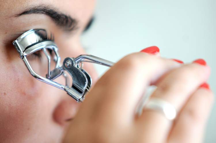 Using an eyelash curler after mascara can be a mistake