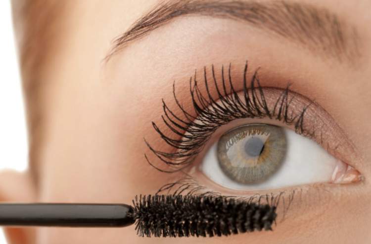 Applying mascara to lower lashes