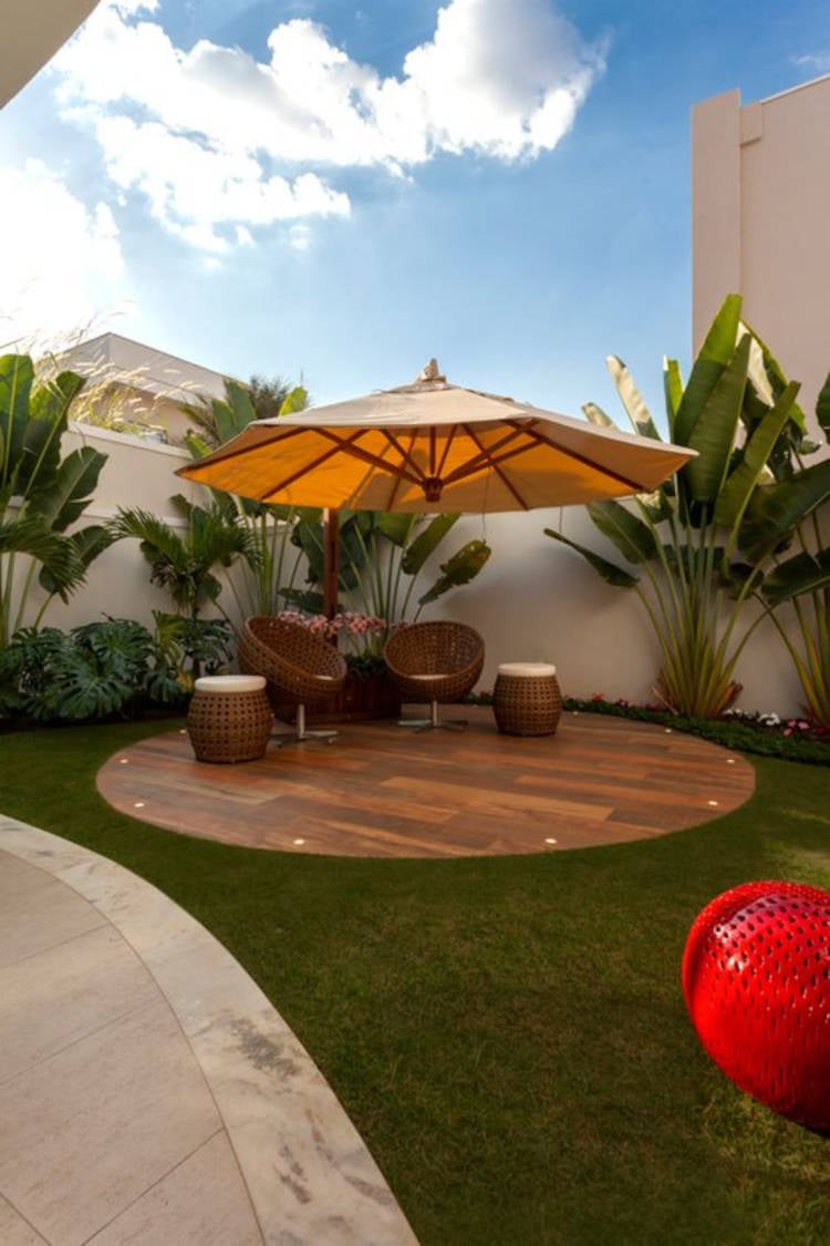 Leisure area with benches and cover.