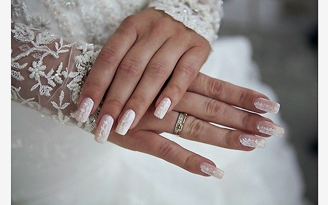 brides hands for wedding