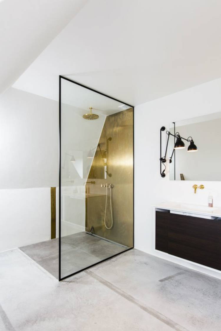 Black, white and gold bathroom.