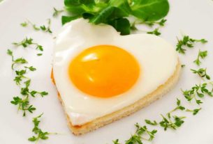 Lanche feito com ovo em formato de um coração