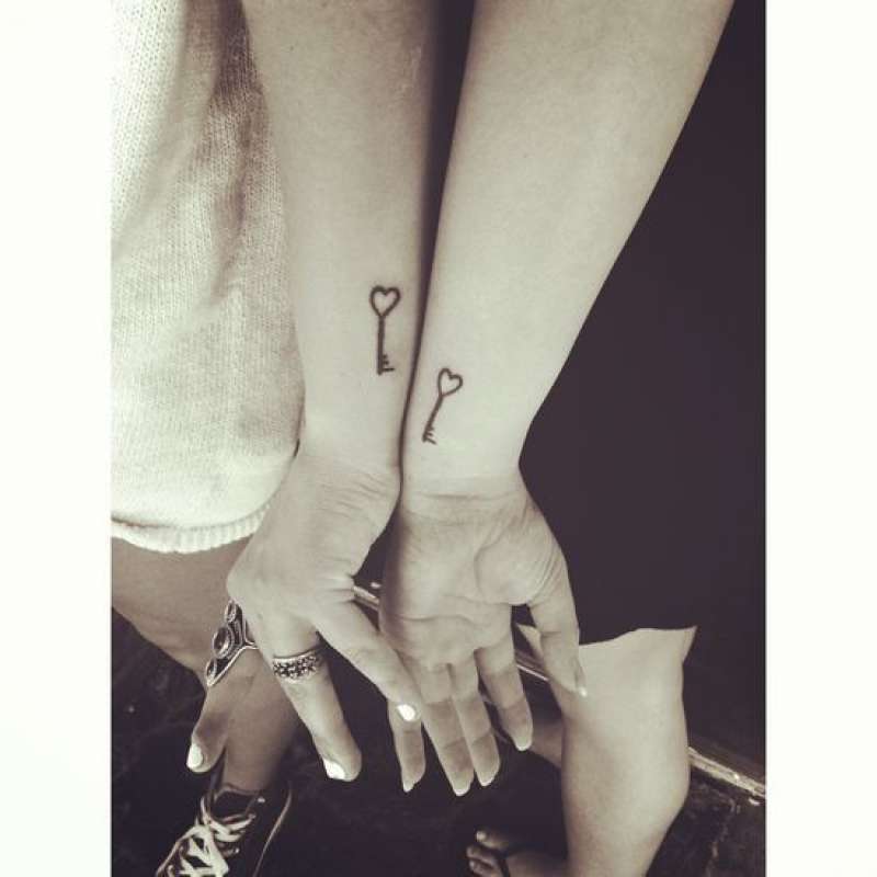 Tattoo for mother and daughter with a drawing of a key with a heart