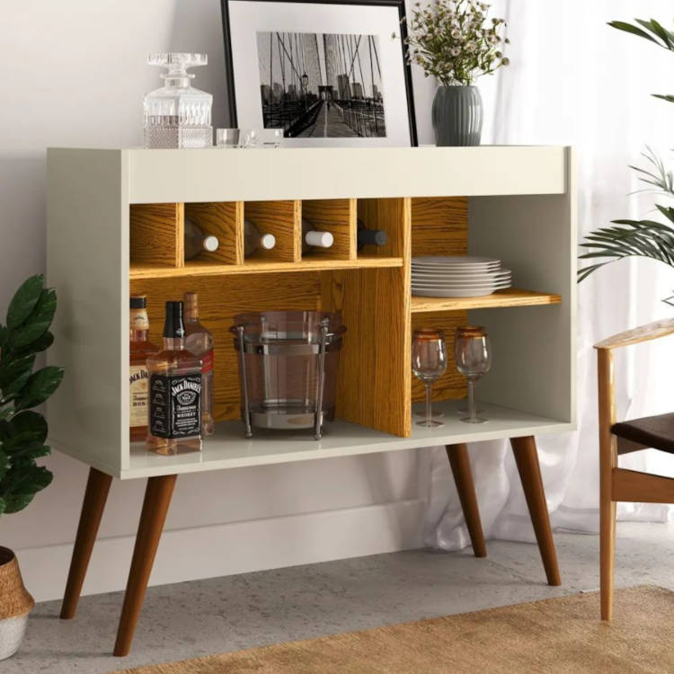 Small space for drinks.