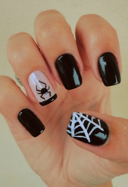 Halloween nails with spider