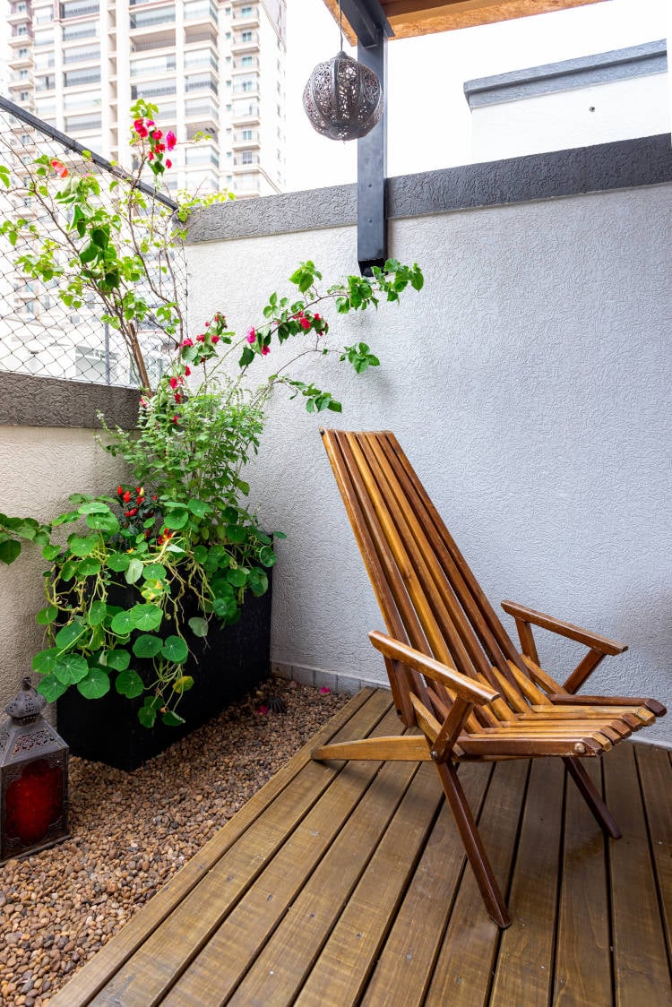 Wooden and deck chair. 