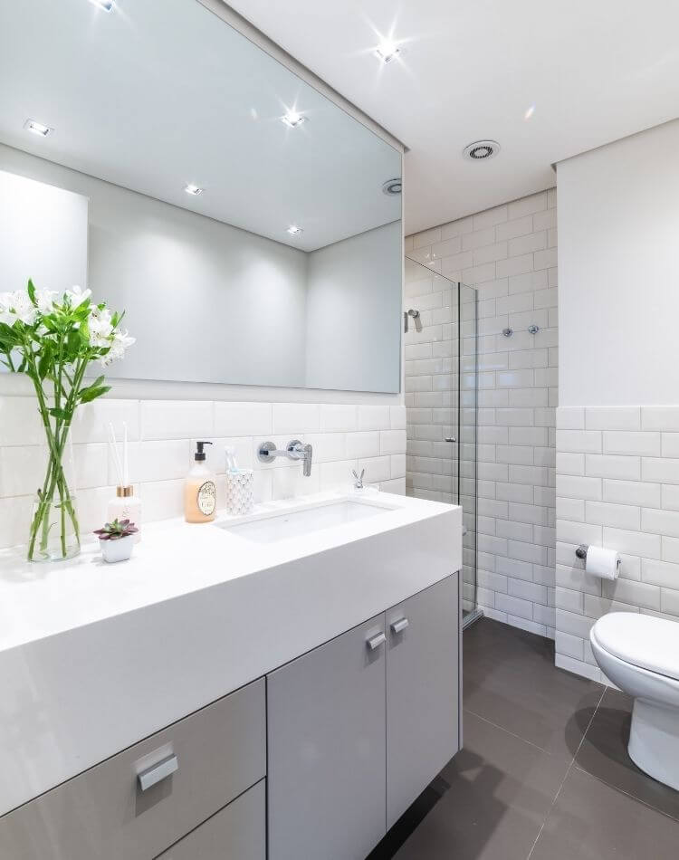 Bathroom with tiles and porcelain tiles.