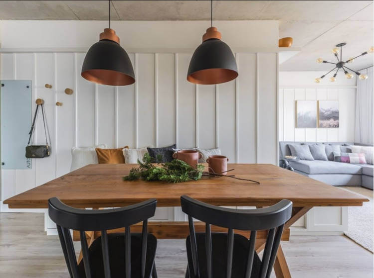 Dining room integrated with the living room.