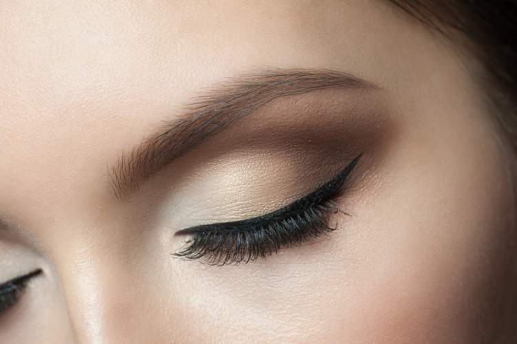 makeup trick to make your eyes bigger