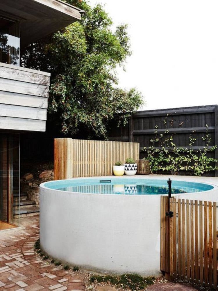 White elevated round pool.