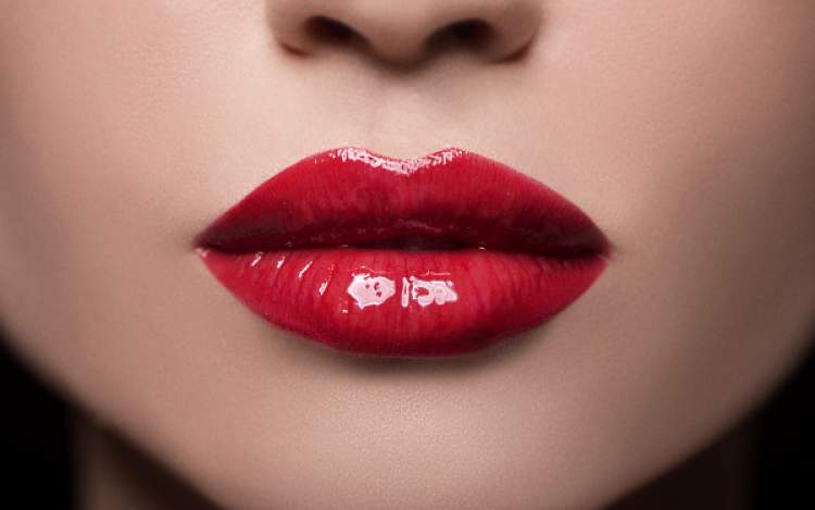 trick to make lips bigger with makeup