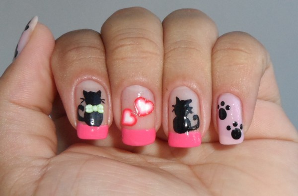 Nail model decorated with kittens