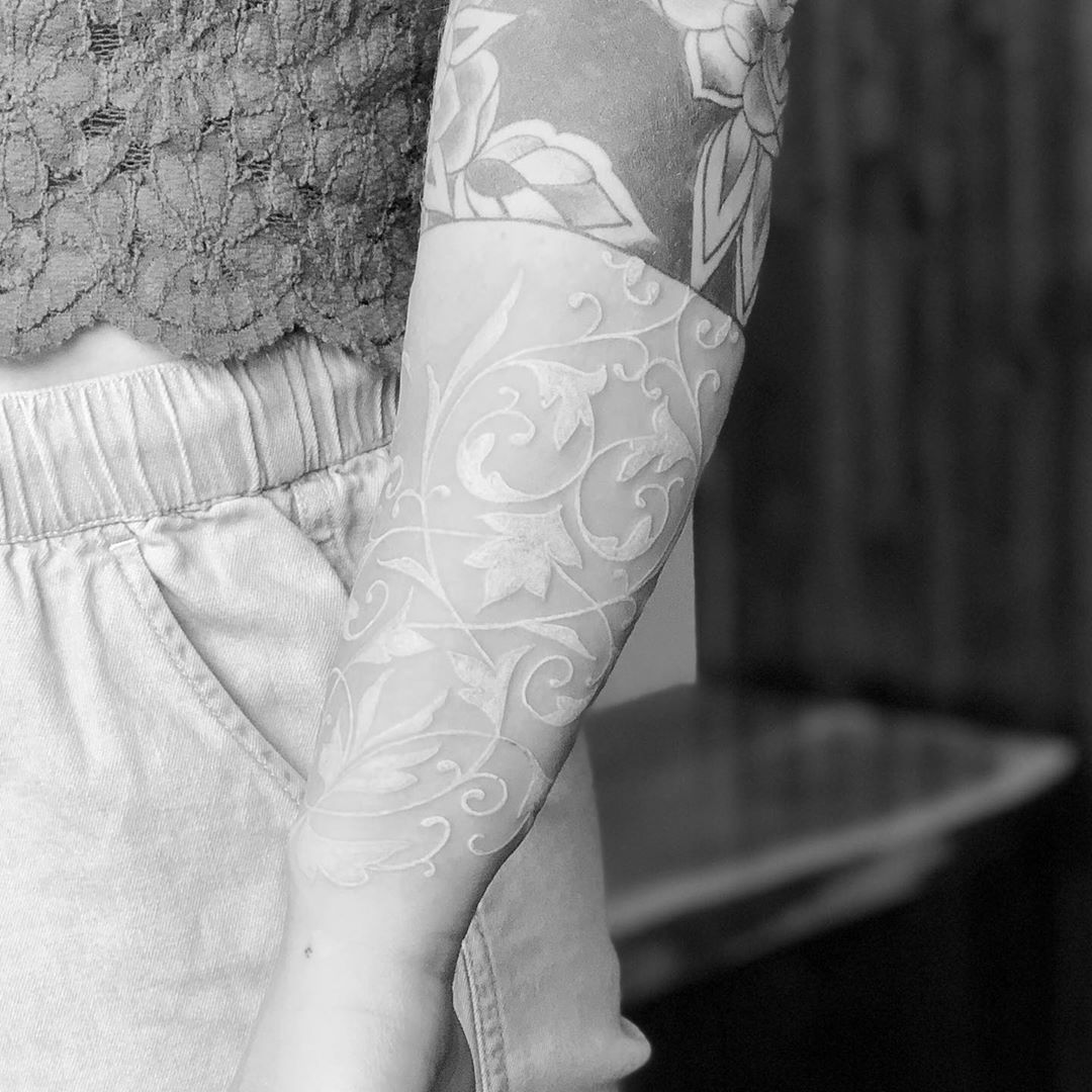 White tattoo: 7 things you need to know + 70 inspirations