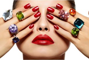 Discover the red nail polish that best suits your skin