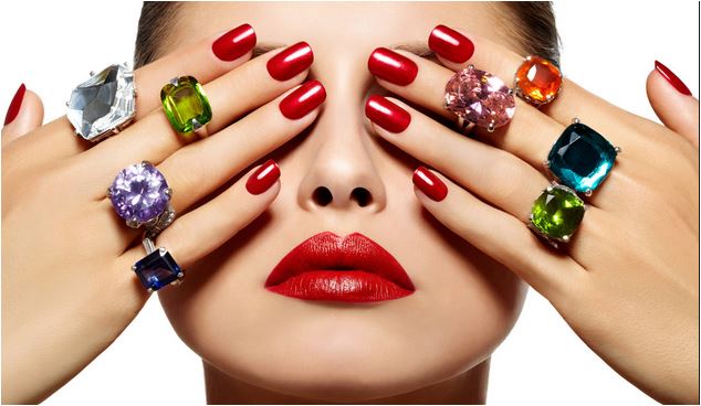 Discover the red nail polish that best suits your skin