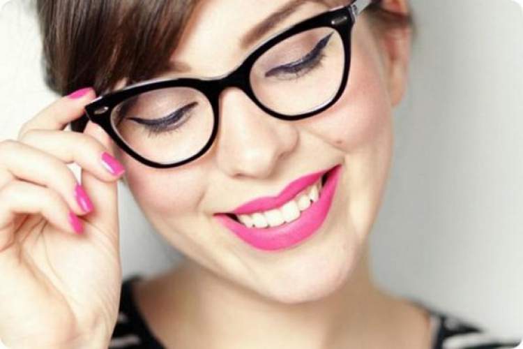 makeup tips for women who wear glasses