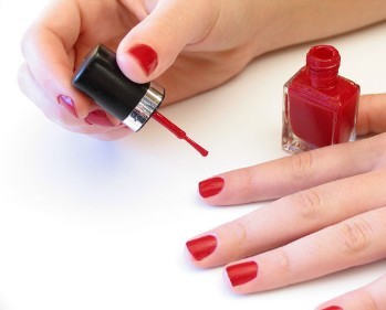 Tips for applying and removing red nail polish