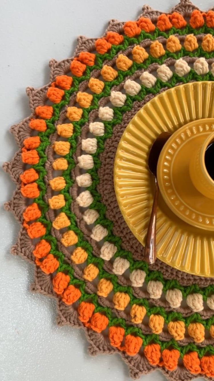 Crochet orange, jaune, blanc et marron. 