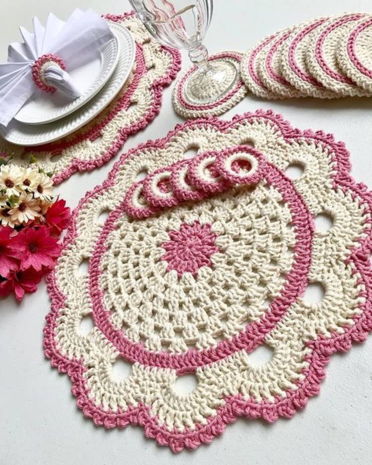 Ensemble de table au crochet.