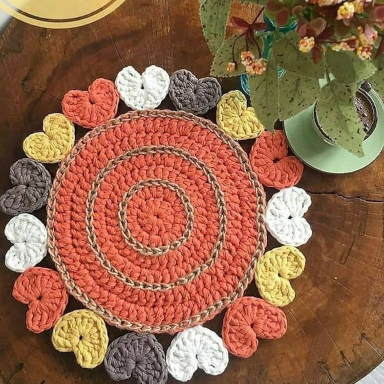 Plate support with colorful hearts.