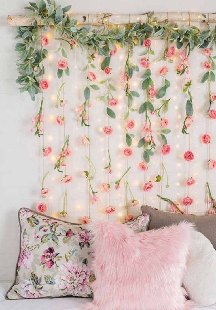 Easy room decoration with wood and flowers.