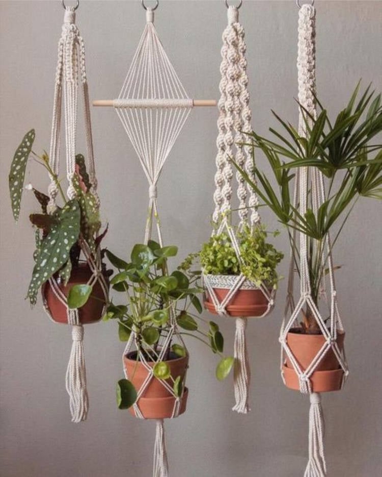 Macramé para plantas con diferentes diseños.