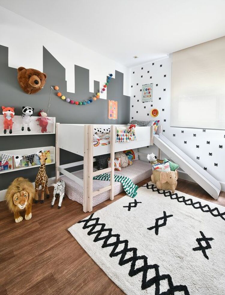 Camera con decorazione unisex negli ambienti per bambini.