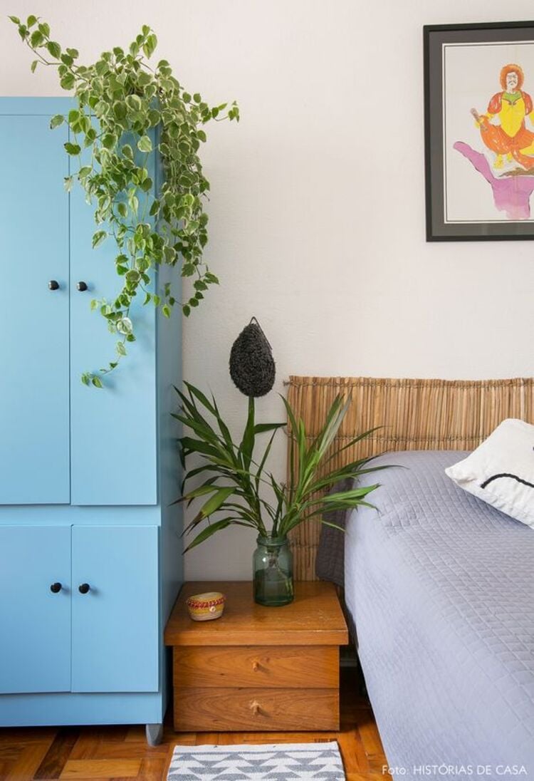 Straw decoration in the couple's bedroom.