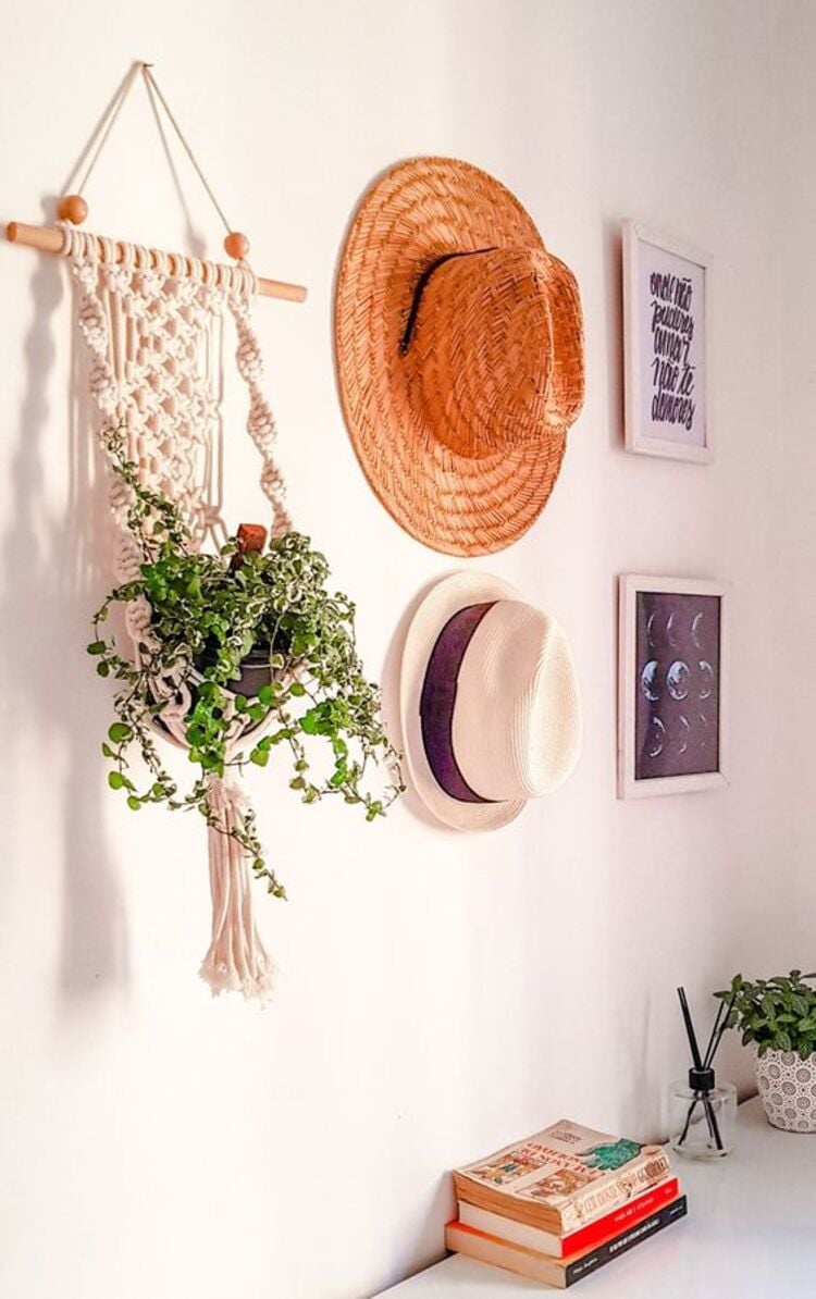 Decoration with hats on the wall.