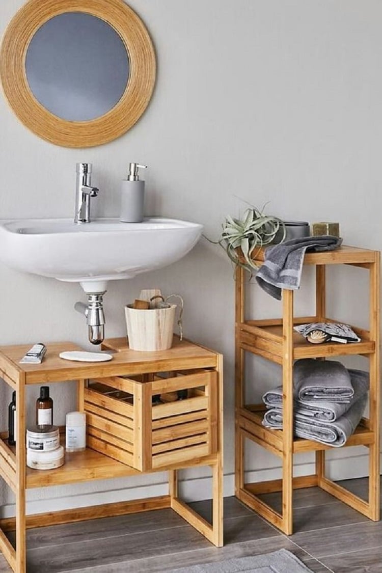 Cheap bathroom with pallet.