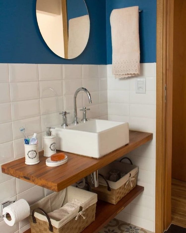 Baño azul y blanco.