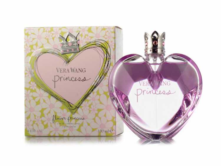 With notes of apple, meringue, mandarin and apricot, Princess is a charmingly sweet fragrance, but without exaggeration.