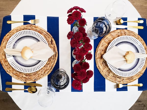 romantic dinner table set navy - Navy blue striped tablecloth and decoration with red flowers