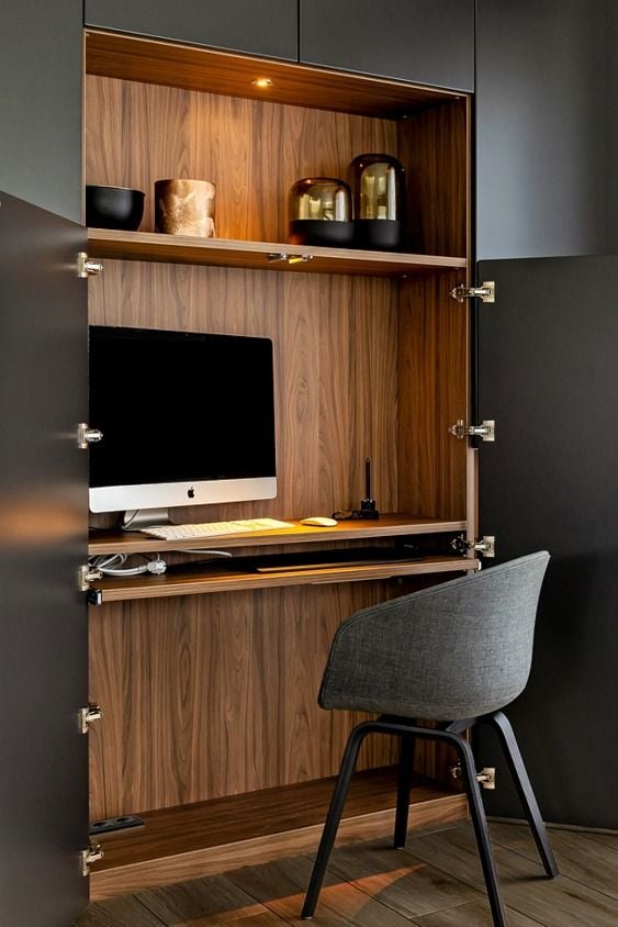 Bureau boisé avec portes noires.