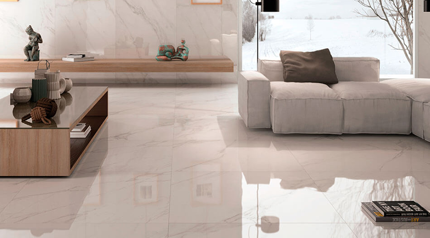 Living room with porcelain tiles.